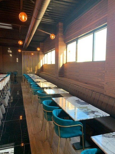 Banquettes et tables en marbre