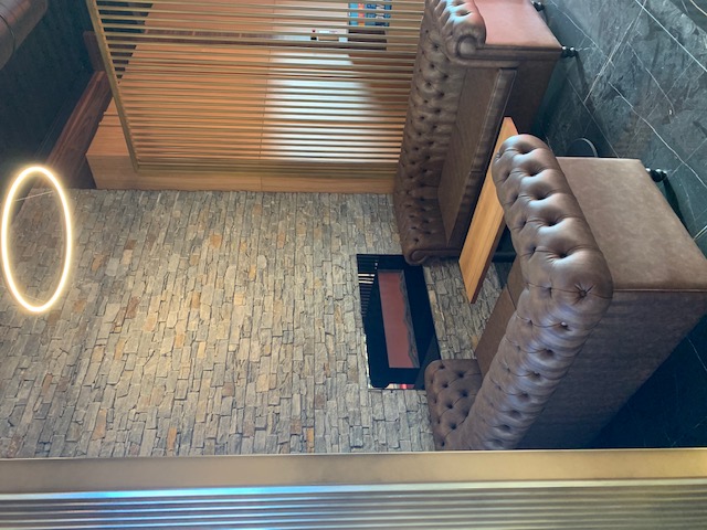 Le salon et sa cheminée